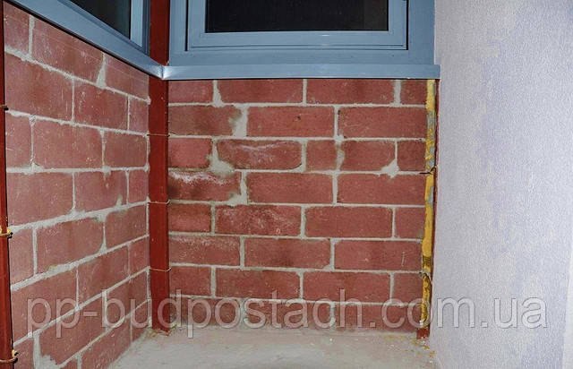 Kirpichnaja-kladka-na-балкони