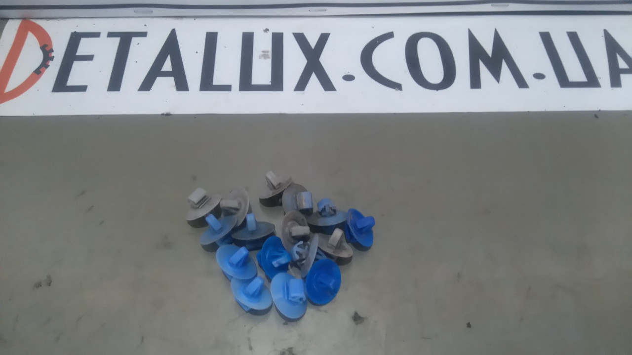 Клипса Крепления Молдинга на Opel Vivaro, Renault Trafic, Nissan ...