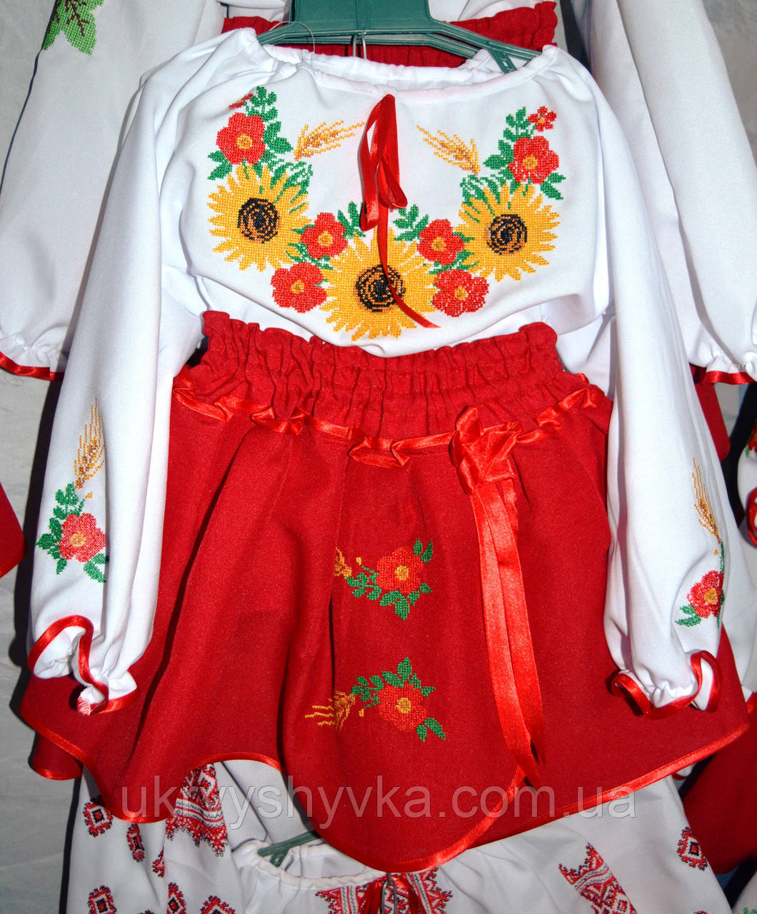 Костюм вишитий "Соняшник" червоний