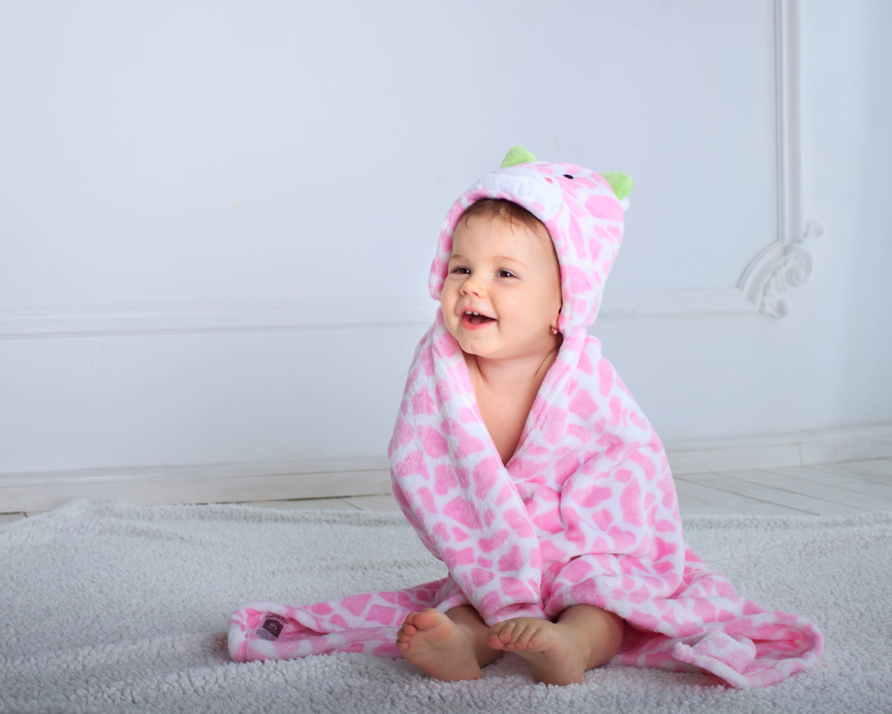 Дитячий рушник з капюшоном Dream Towels Жирафчик 76х92 Рожевий (dm-1012), фото 1