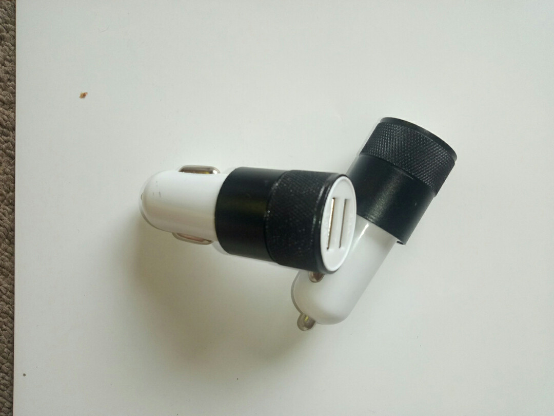 Зарядка USB в прикуриватель на два выхода, автомобильная зарядка usb (бело-черная) алюминий пластик