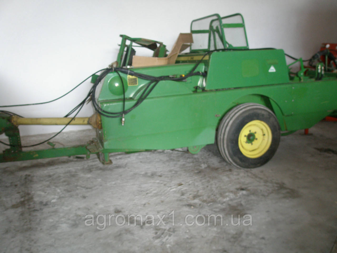 Прес-підбирач тюків John Deere 332