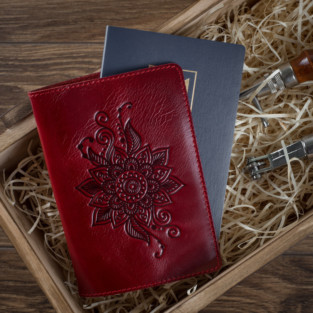 Обкладинка для паспорта шкіряна з художнім тисненням Crystal "Класичний мехенди". Колір червоний, фото 1