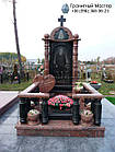 Пам'ятник чоловікові з чорного і червоного граніту з колонами і портретом в повний зріст № 2105, фото 2