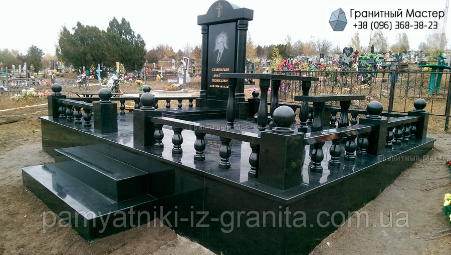 Незвичайний ексклюзивний пам'ятник з чорного граніту чоловікові з колонами та портретом № 73