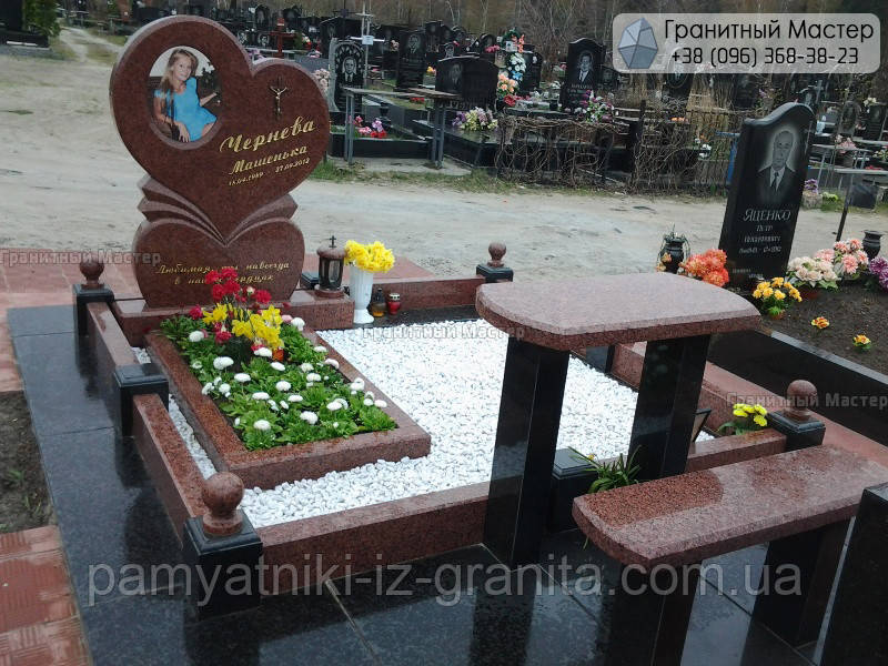 Ексклюзивний пам'ятник з червоного граніту жінці у форі серця