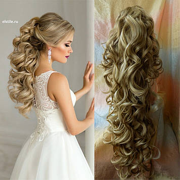 Хвост-шиньон длинный кудрявый на крабе песочный с милировкой  902B-16Н613