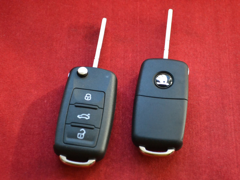 Kлюч Skoda корпус викидний 3 кнопки з 2010 Оригінал
