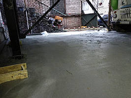 Примерно 19:45. Первый проход затирочным диском. Можно увидеть, что площадка довольно ограничена в размерах и удобстве.