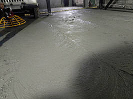 Большое количество бетонной каши на поверхности не даёт переходить на финишные лопасти.