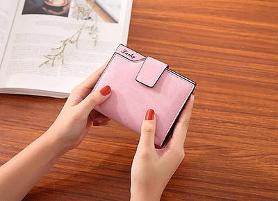 Рожевий жіночий гаманець на кнопці м'який