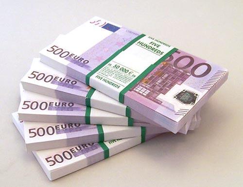 Пачка грошей по 500 євро