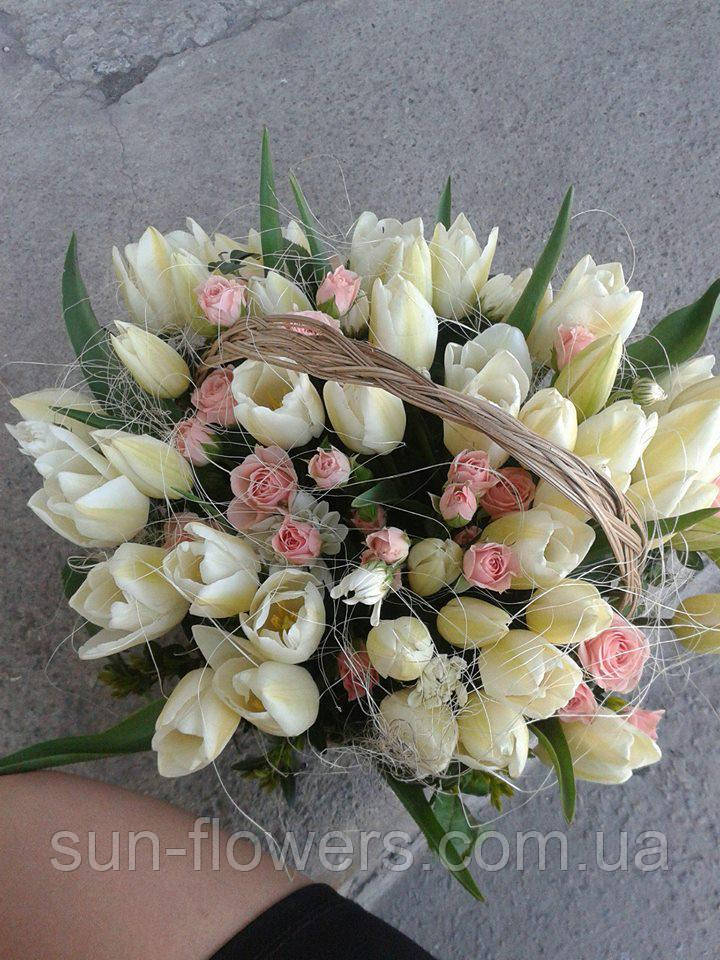 Кошик з білими тюльпанами і трояндочкою, фото 1