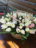 Кошик з білими тюльпанами і трояндочкою, фото 2