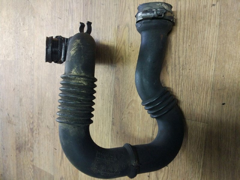 Патрубок інтеркулера правий Renault Trafic, Opel Vivaro 2.0, 2006-2011, 8200470985 (Б/У)