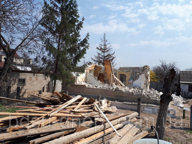 Знесення цегляного будинку з розбиранням його на частини, фото відкладених дощок