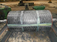 Преимуществами данного метода являются :

    возможность футеровки конвейерных барабанов любых габаритов;
    возможность футеровки конвейерного барабана прямо на конвейере (без демонтажа);
   