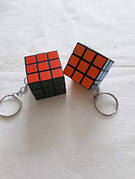 Брелок у формі кубика рубіка.