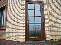 Дверь во двор со стеклопакетом улучшенной формы (коэффициент сопротивления теплопередаче 1,7 W/m2K).