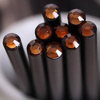 Оригинальный и модный простой карандаш черного цвета с коричневым кристаллом