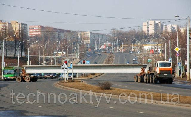 При виїзді з другорядної дороги на автомагістраль низкорамный трал з длинномером повністю перекриває всі смуги руху. У таких випадках співробітники дорожньої поліції зобов'язані повністю зупинити рух по автомагістралі в обох напрямках, щоб забезпечити проїзд негабариту, уникнути аварійних ситуацій. Такі ж заходи вживаються при перетині головних і другорядних автодоріг.