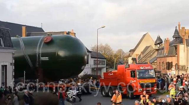 При проходе негабаритов по городам и населенным пунктам особенности перевозки крупногабаритных грузов должны учитывать высоту проводов городского электротранспорта, радиусы поворотов улиц. Маршрутчики избегают узких переулков (могут понадобиться специальные замеры ширины проезжей части), прокладывают путь по многополосным магистралям, планируют проезд трала в утреннее время, до наступления «часа пик».  В стесненных городских условиях низкорамные тралы сопровождают пешие наблюдатели с флажками и в яркой униформе.  Маршрутчики вынуждены учитывать и национальные особенности дорожного движения. В Украине, странах СНГ перевозка негабарита разрешена только в дневное время. Европейские страны практикуют ночное движение негабаритных автопоездов.