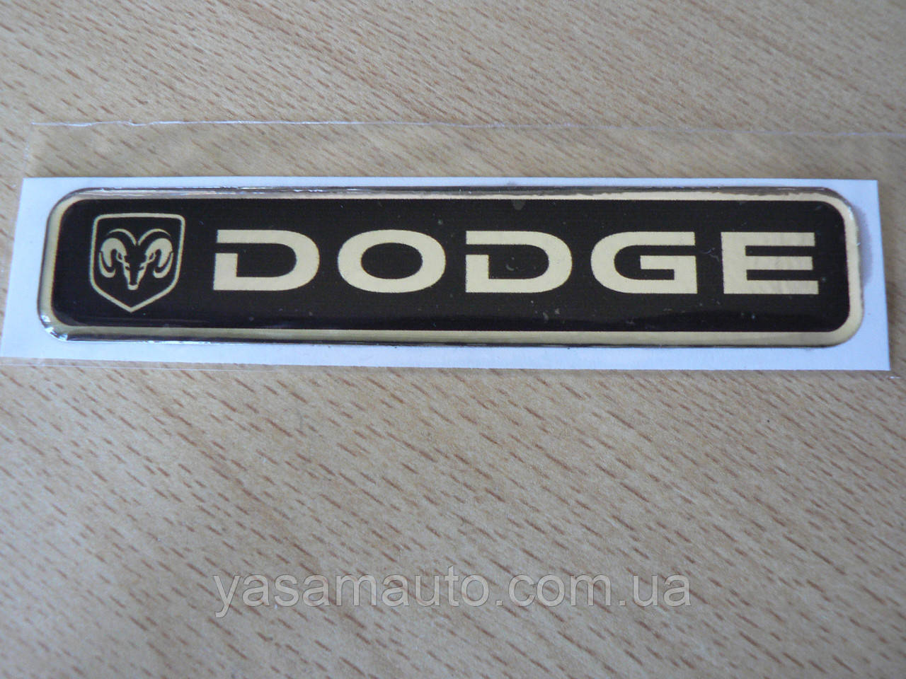 Наклейка s напис Dodge 100х20х1мм силіконова маленька смужка на автоемблема логотип Додж чорний фон