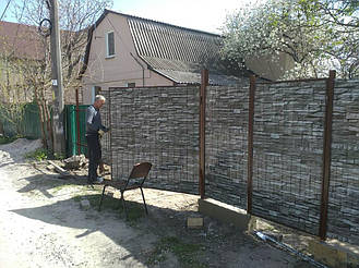 Монтаж забора из профнастила под камень
