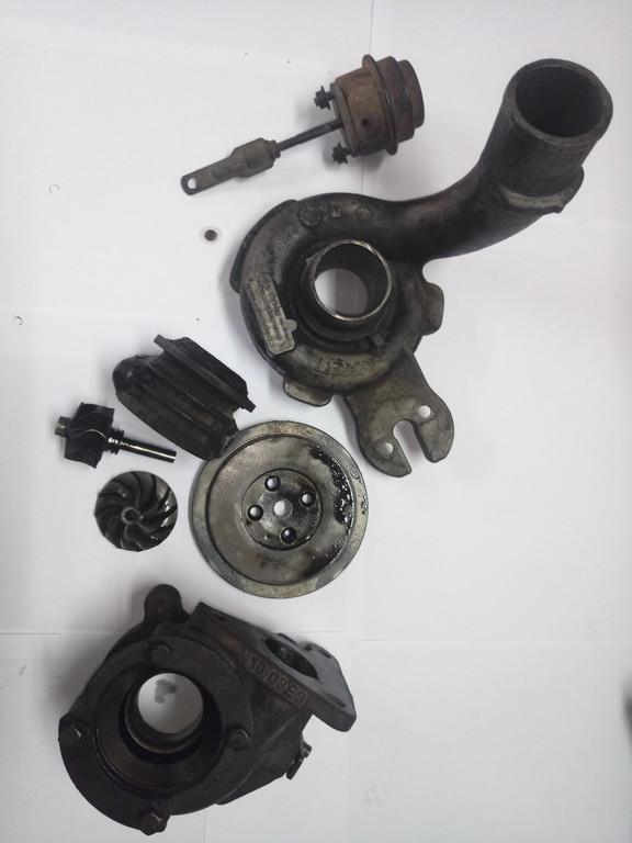 751768-5004S Opel Vivaro 1.9 TDI, до ремонта, с оборванным валом, крыльчатка посечена абразивной пылью.