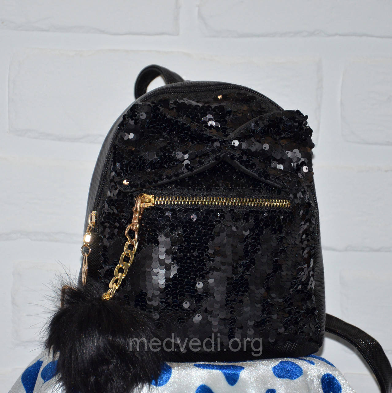 Чорний жіночий рюкзак, сумка, з двосторонньою паєткою, жіночий рюкзачок із бантом і хутряним помпоном