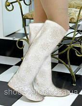 Білі шкіряні чоботи жіночі з лазерним оздобленням весняно-осінні 38р-р
