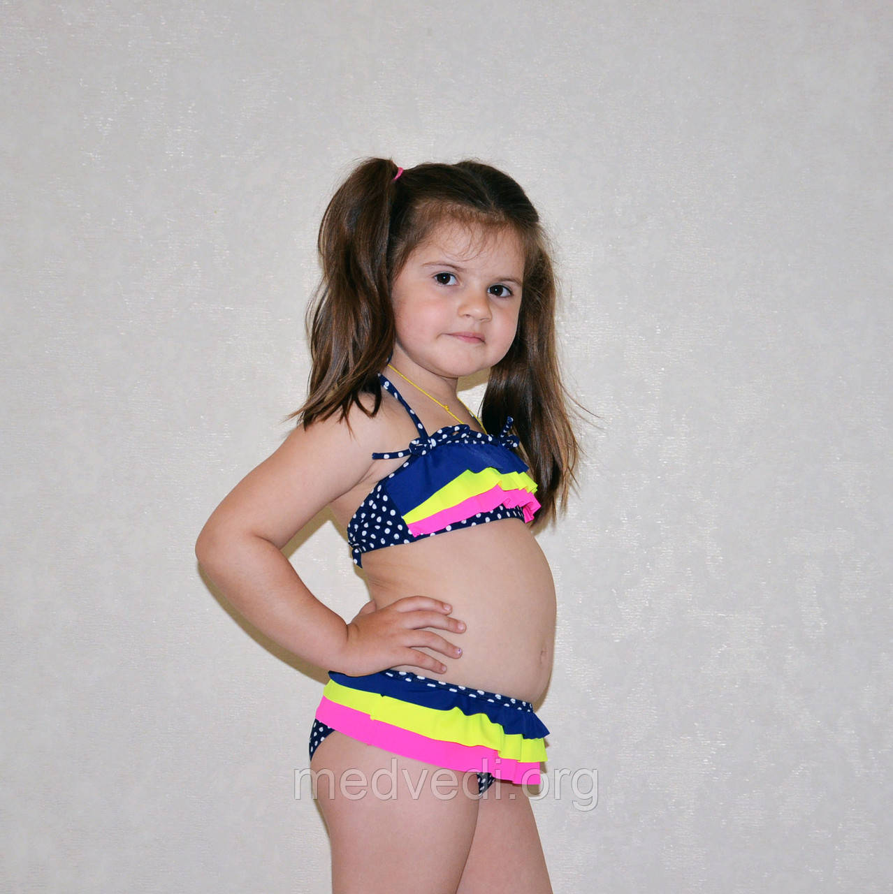 Яскравий роздільний дитячий купальник для дівчаток, синій, з рюшами, оборкою, у горох, на вік 4-6 років, фото 1