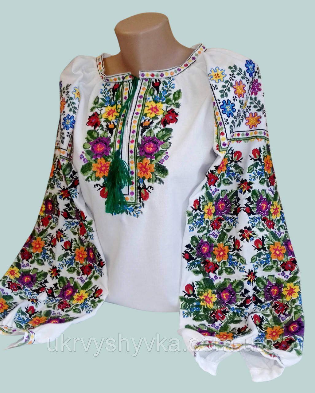 яскрава вишита сорочка