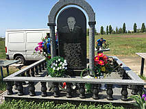 Памятник в комплексе с аркой из серого и черного гранита 1