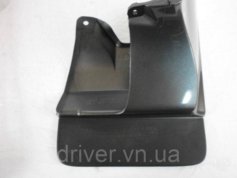 Бризковики Toyota Prado 120 (03-09) правий передній \ 1 шт