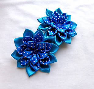 Гумка синя з стрічок для волосся ручної роботи канзаші "Синій горошок"