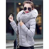 Жіночий короткий пуховик з хутряним коміром, фото 2