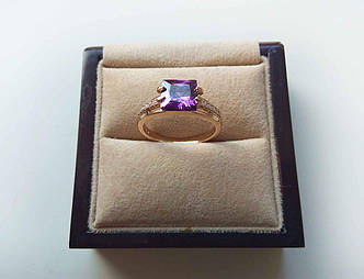 Кільце з фіолетовим квадратним каменем Позолота 18К р.18,5
