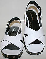 Белые босоножки на низком каблуке Marani Magli