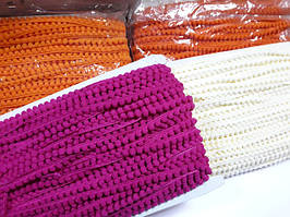 Тасьма з помпонами