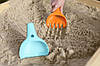 Ігровий набір для піску і снігу "RAKI" 2 в 1 - блакитний совочок + помаранчеві грабельки ТМ Quut 170723, фото 2