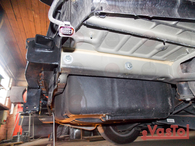 Фото по установке фаркопа на Volkswagen Passat B7