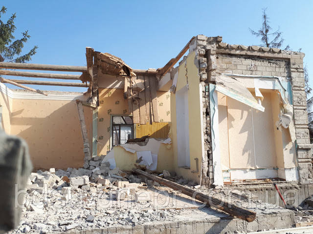 Розпал процесу руйнування цегляних стін і перегородок