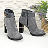 Черевики жіночі замшеві на стійкому каблуці, колір сірий, фото 2
