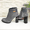 Черевики жіночі замшеві на стійкому каблуці, колір сірий, фото 3