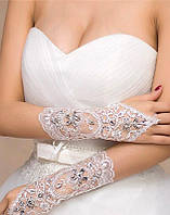 Белые свадебные перчатки с вышивкой и пайетками А-1023