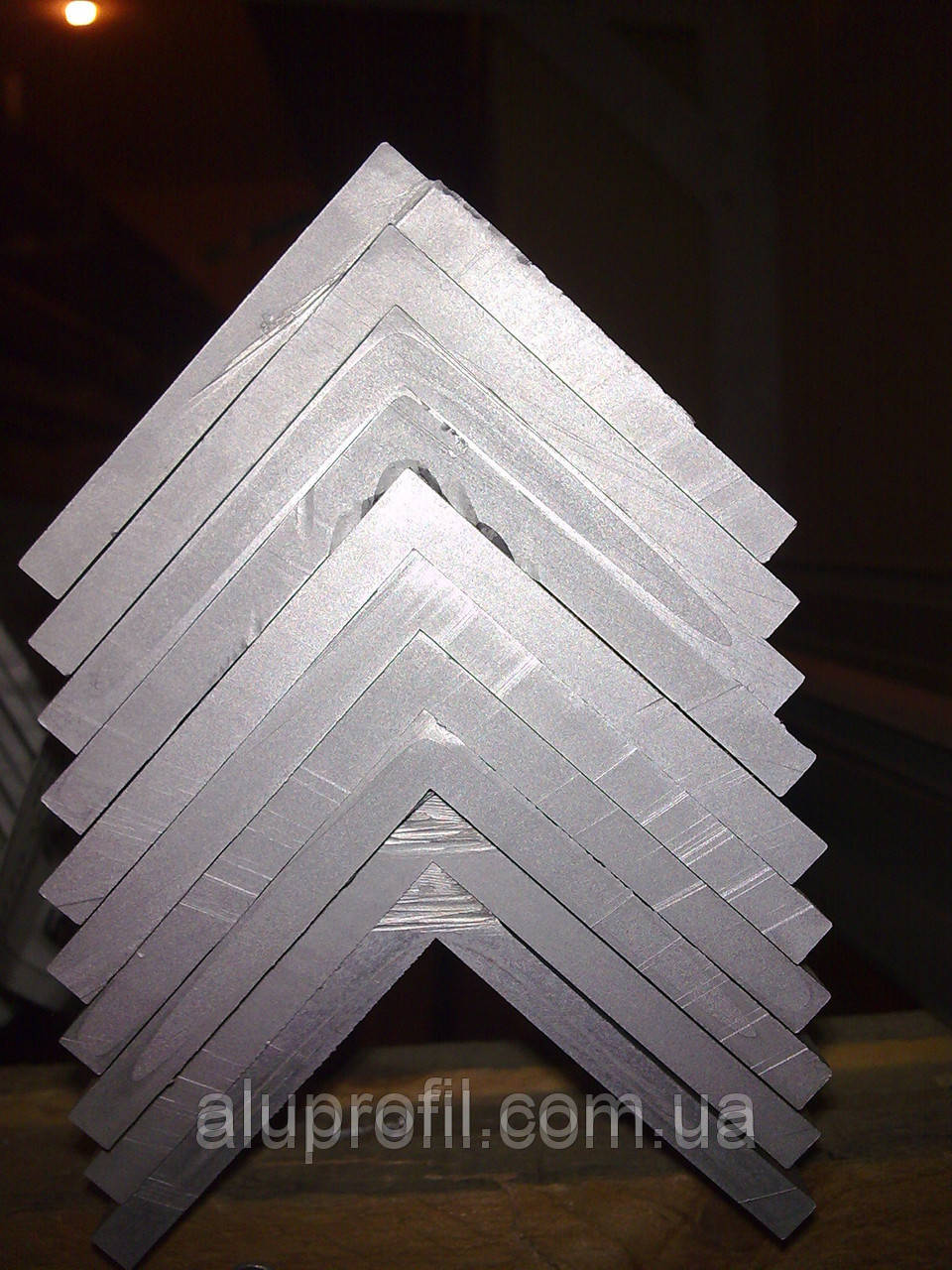 Алюминиевый уголок равносторонний - алюминиевый профиль купить Киев цена