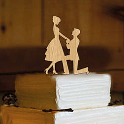 Топер на весільний торт сидять молодий і наречена 