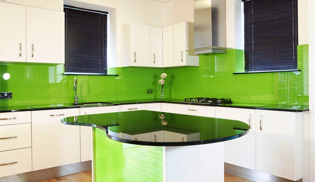 odnotonnyy-steklyannyy-zelenyy-fartuk однотонный-стеклянный-зеленый-фартук