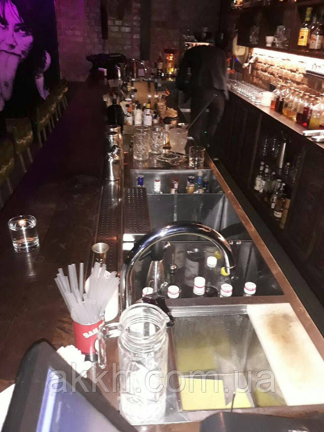 Барна станція врівень з барною стійкою